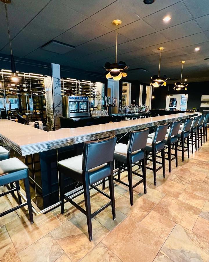 Hotel & Suites Le Dauphin Drummondville Eksteriør bilde
